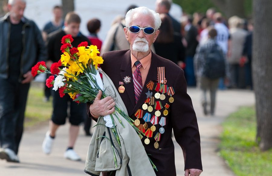 ФОТО: Люди неиссякаемым потоком продолжают нести цветы на Военное кладбище<br><a class=
